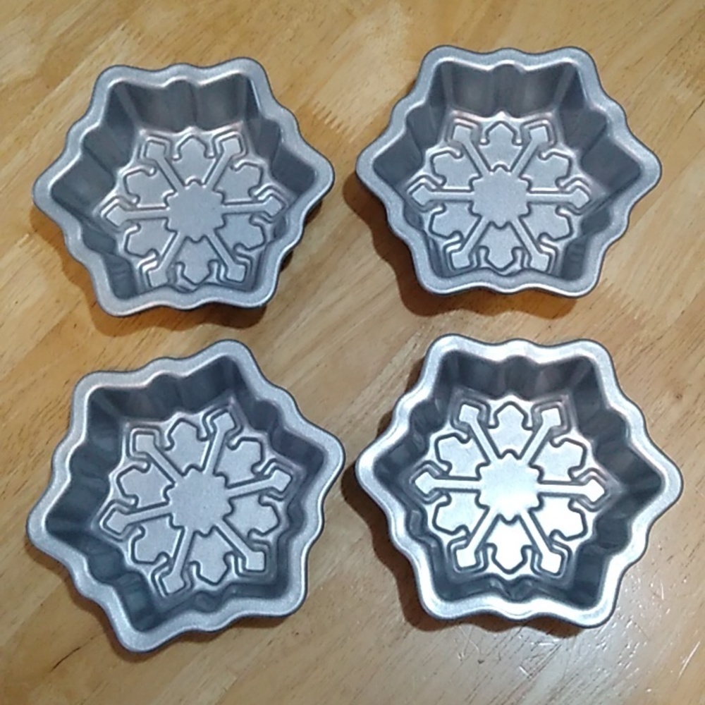 Cuisinart mini snowflake holiday baking tins